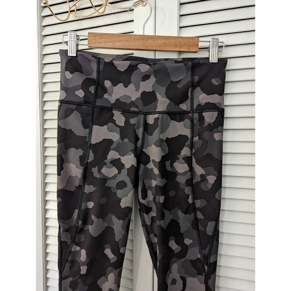 🎃 Athleta Lightning Camo 7/8 Tight Small - Picture 2 of 5